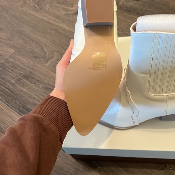 ViCi White Western Boots. Size 8. Brand new in box never worn. - Picture 5 of 7